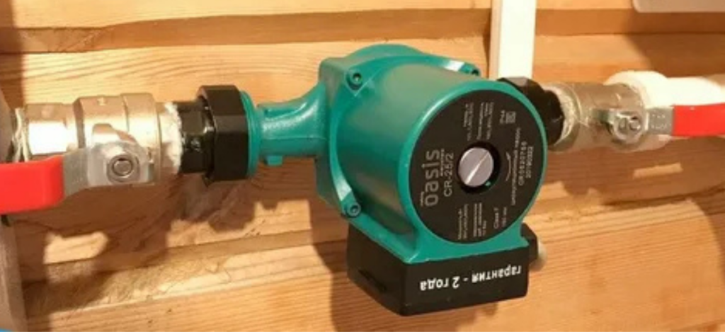 циркуляционный насос в трубопроводе