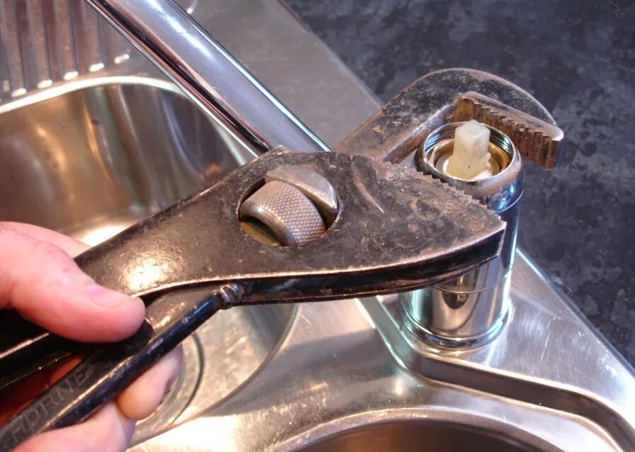 Прикипевшие детали смесителя и сантехнические инструменты