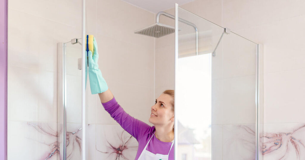 чистка душевой кабины