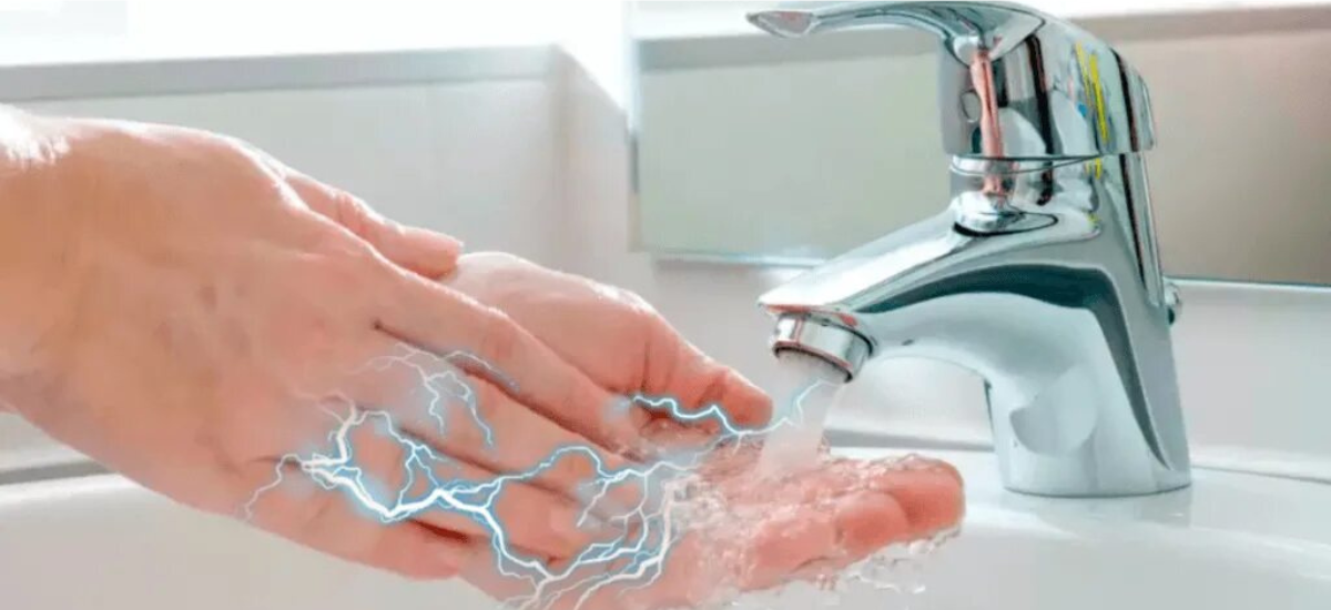 Вода из крана бьет током