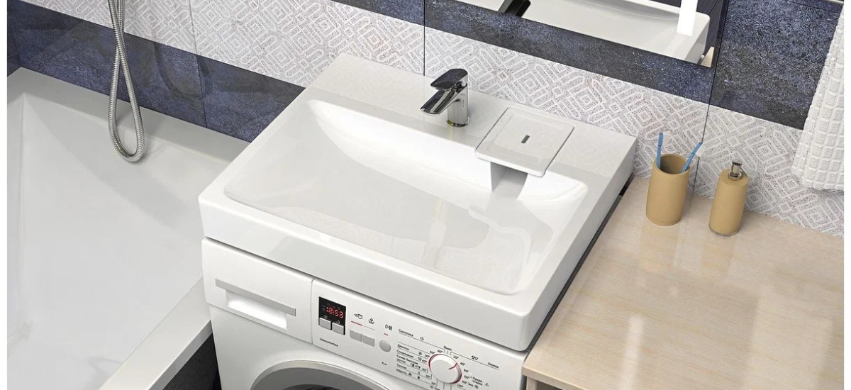 Пример установки раковины над стиральной машиной в компактной ванной комнате
