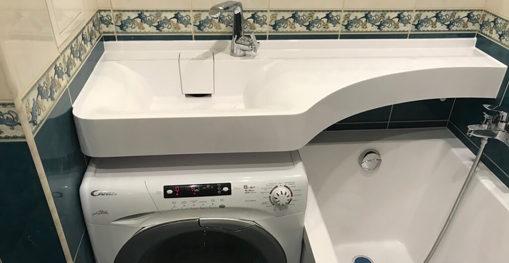 Раковина над стиральной машиной в интерьере ванной комнаты