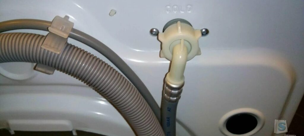 армированные заливные шланги с защитой от гидроудара и усиленными гайками.