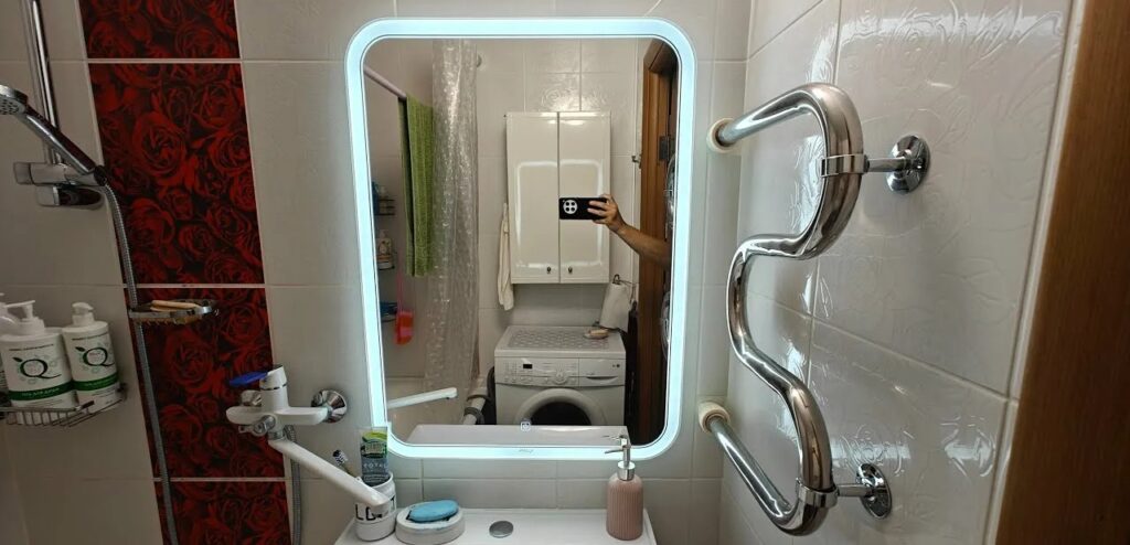 Установка зеркала в ванной комнате над раковиной с использованием инструментов