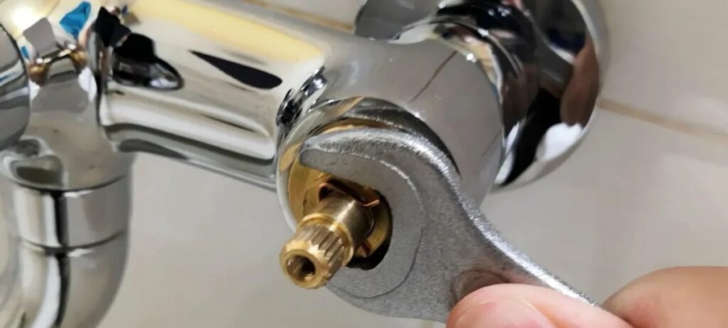 откручивание прикипевшей детали смесителя