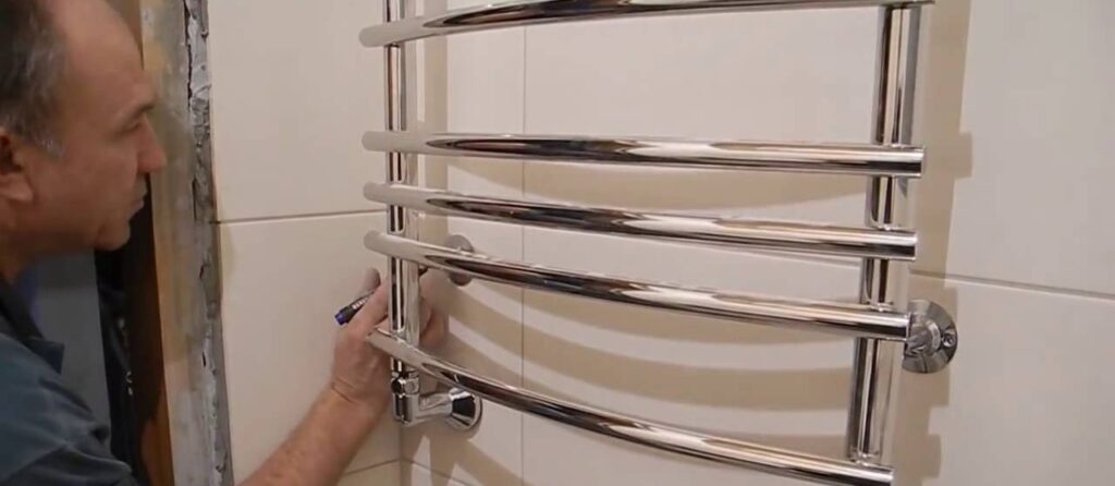 Установка водяного полотенцесушителя в ванной комнате