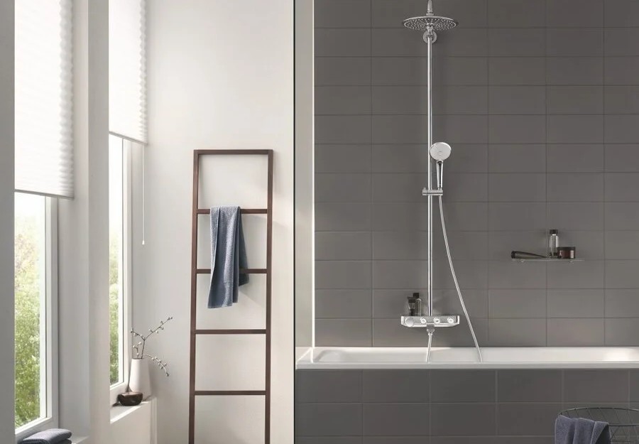 Современная душевая система с лейкой