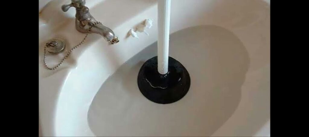 Прочистка засора в сифоне раковины с помощью вантуза