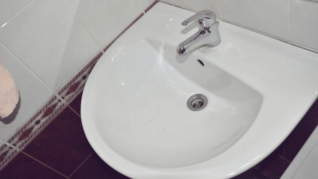 Трещина на керамической раковине