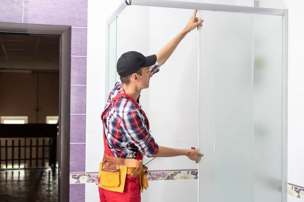 установка душевой двери